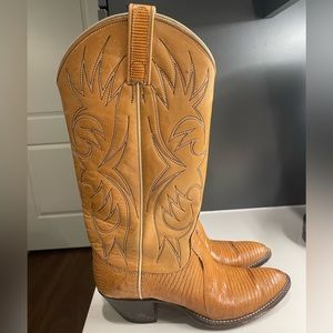 Dan Post women’s camel colored lizard skin and leather cowboy boots. Size 7A
